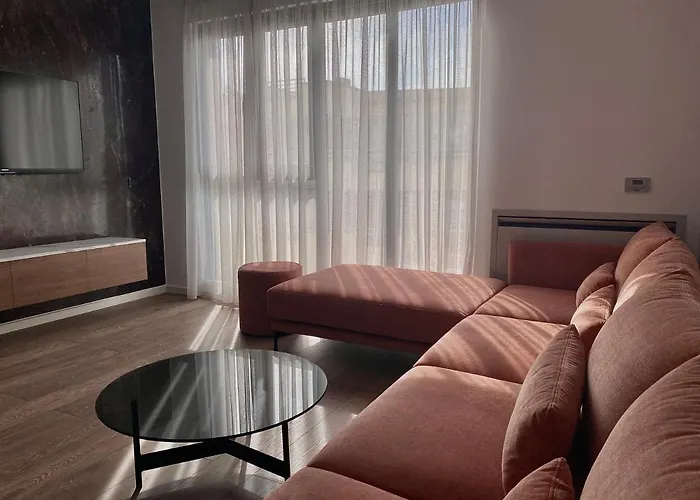 Lux 01 + Free Parking ティラナ